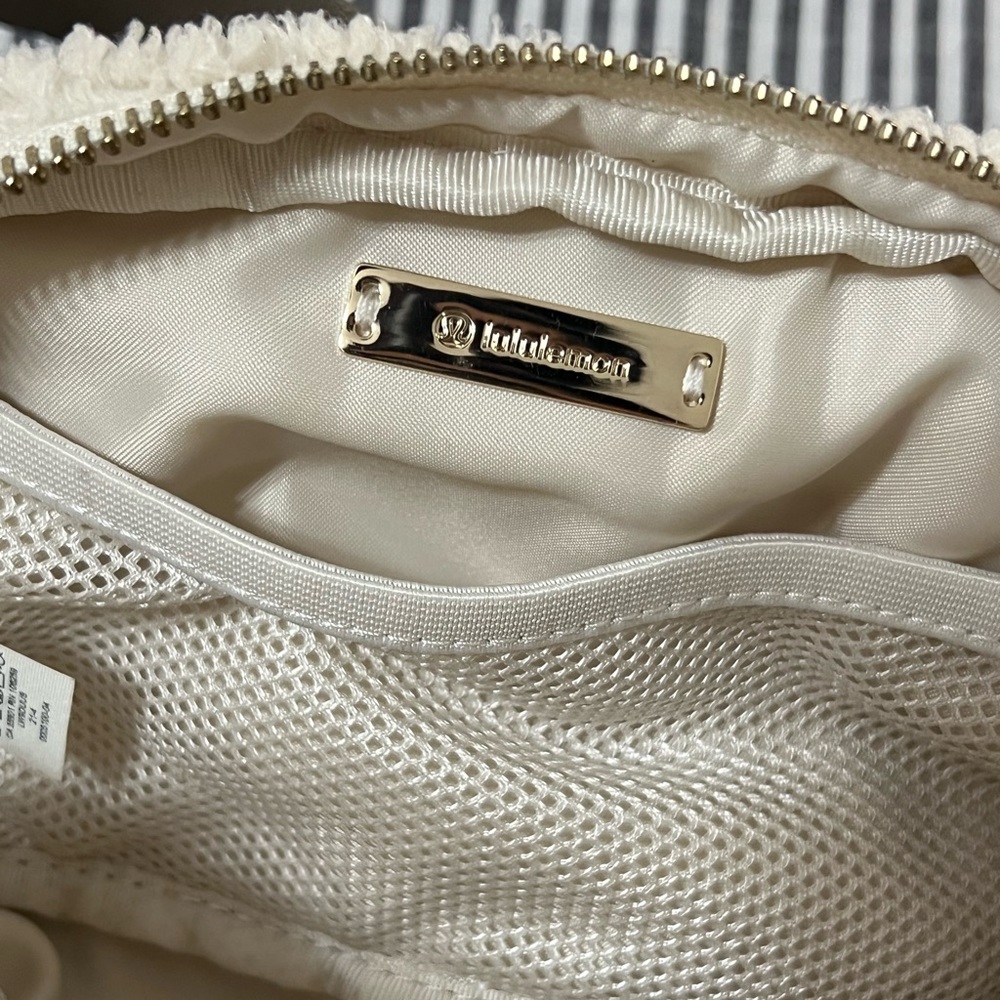 Lululemon Everywhere Belt Bag 1L Fleece - Picture 12 of 12